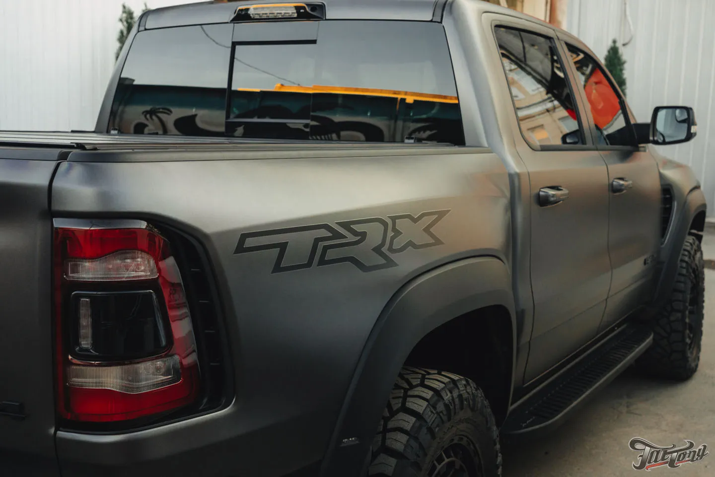Оклеили RAM TRX матовым полиуретаном и выполнили фирменный Шиномонтаж на вибростенде на стендах Hunter